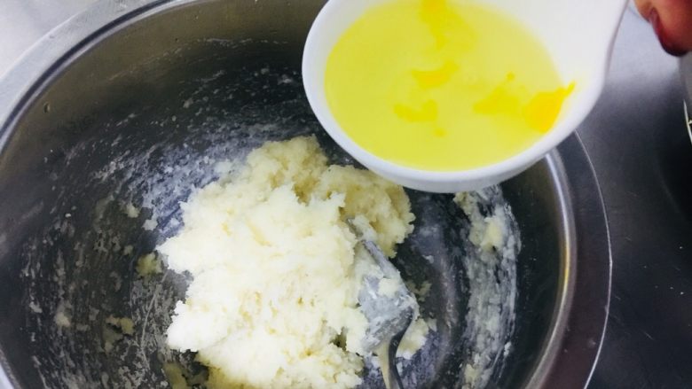 西班牙🇪🇸小油条,蛋清打散 分三次 倒入搅拌 可以用打蛋器来搅拌 省力😊