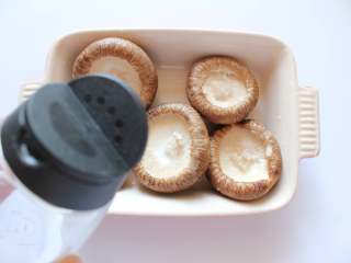 香菇蛋挞（适合24个月龄以上的宝宝）,将香菇洗净，去掉香菇内瓤里的杆子，撒少许的盐在香菇内瓤里，腌渍20分钟