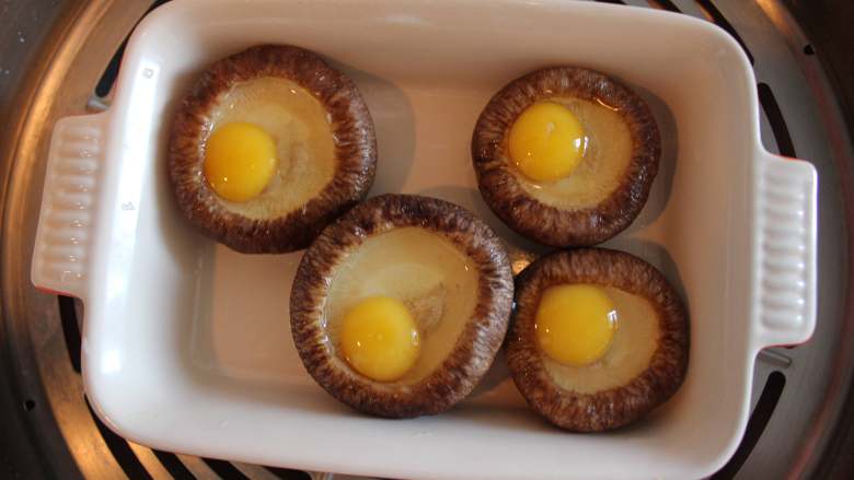 香菇蛋挞（适合24个月龄以上的宝宝）,将装好了鹌鹑蛋的香菇放进锅中，沸水蒸6到8分钟