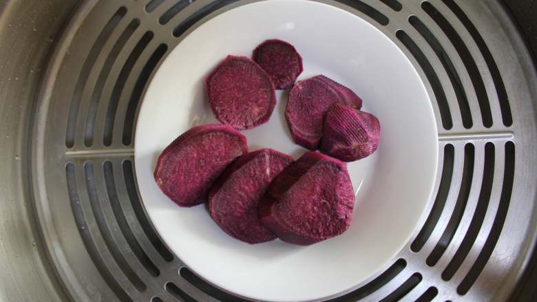 紫薯奶昔宝宝版（适合6个月龄以上的宝宝）,切好的紫薯放入盘中，入蒸锅蒸熟