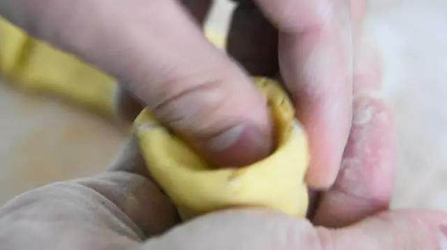 红枣玉米窝窝头的做法，简直好吃到爆，必须学会啊,用手把小剂子捏成窝窝头形状