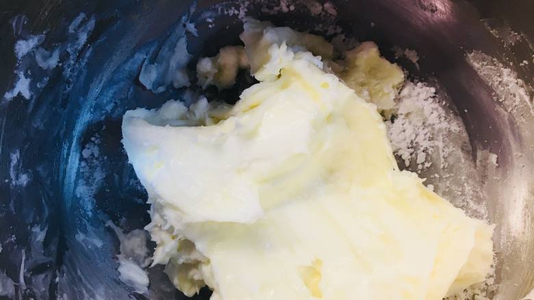 魔法棒奶酪夹心软欧,奶油奶酪软化后加入糖粉，用刮刀简单搅拌下，以免飞粉。