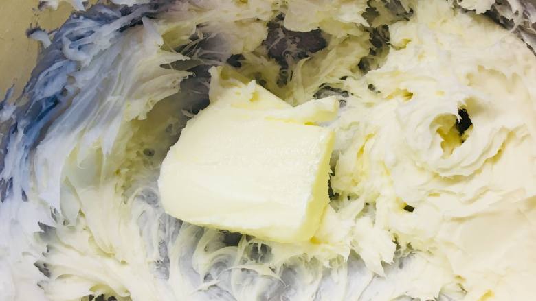 魔法棒奶酪夹心软欧,打顺滑后的奶油奶酪，应该没有颗粒，加入软化后的黄油，搅打均匀