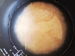 日式醇香核桃饭,按平时煮饭的水量就可以，基本上没过米一个指关节就可以。