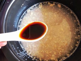 日式醇香核桃饭,一大勺日本酱油，可以用生抽代替。不能用老抽，味道太重，颜色也太深。