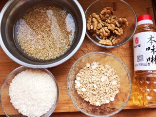 日式醇香核桃饭,糙米提前用水浸泡4小时，这样营养物质更容易释放出来。