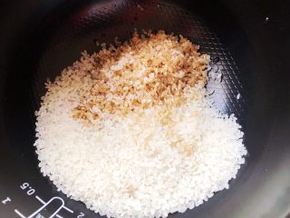 日式醇香核桃饭,锅里放入糙米和大米
