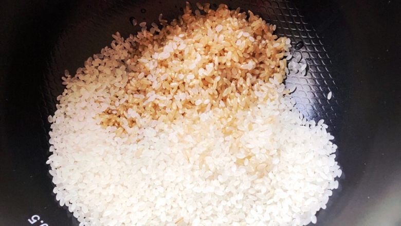 日式醇香核桃饭,锅里放入糙米和大米