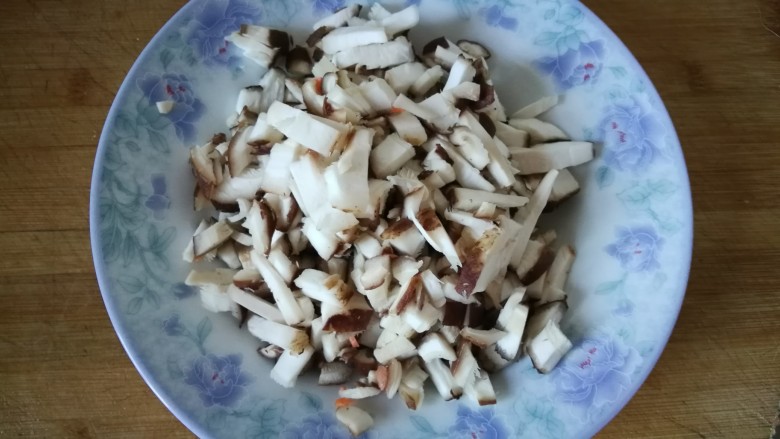 炸酱面（捞面条）,香菇切粒