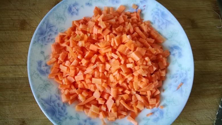 炸酱面（捞面条）,胡萝卜切粒