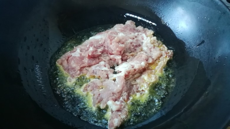 炸酱面（捞面条）,热锅凉油把肉沫炒至变色