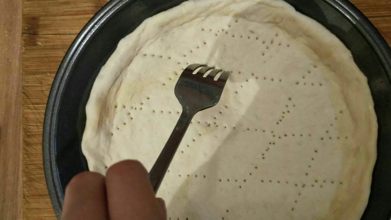 榴莲披萨,用叉子在上面戳小孔