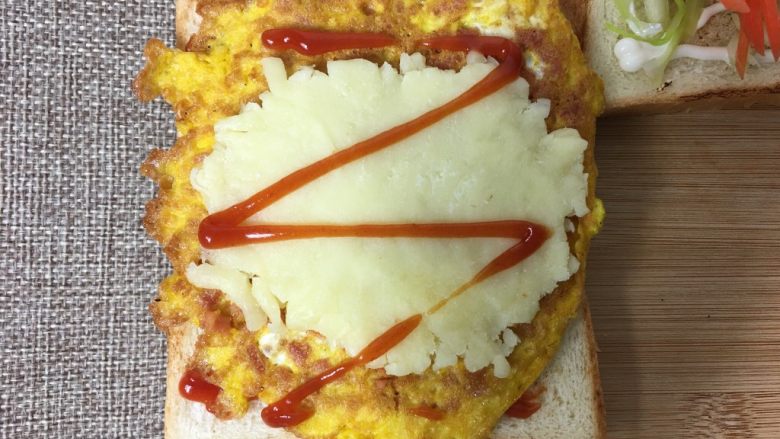 元气早餐三明治,喜欢番茄酱的人在挤上番茄酱