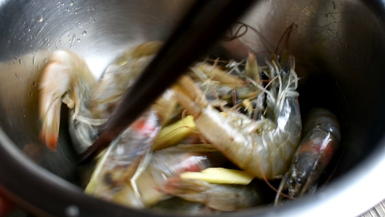 茄汁大虾,用筷子搅拌均匀，腌制一刻钟