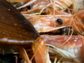 茄汁大虾,用铲子按压虾头，出虾油