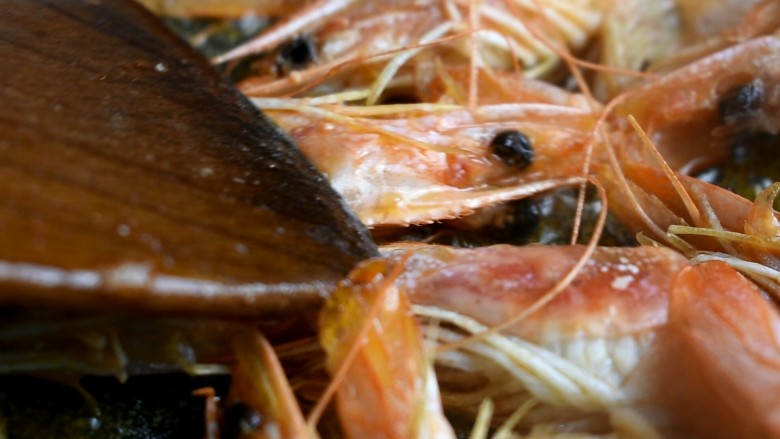 茄汁大虾,用铲子按压虾头，出虾油