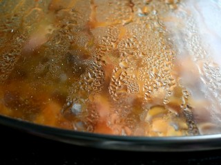 茄汁大虾,盖上锅盖，小火焖煮5分钟