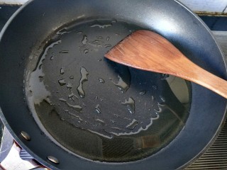 蚝油杏鲍菇,锅内放油。