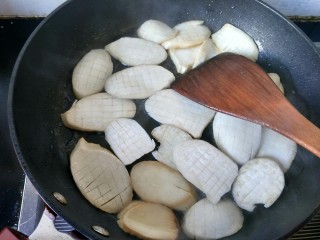 蚝油杏鲍菇,将杏鲍菇放入锅内，大火煎。