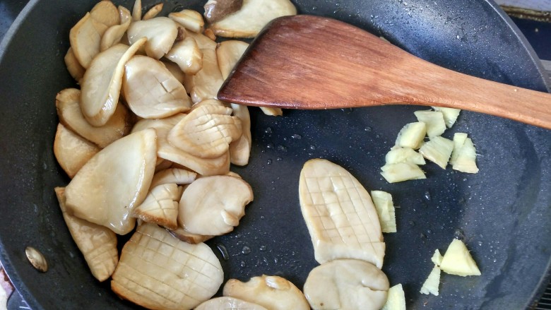 蚝油杏鲍菇,杏鲍菇变软，放入生姜。