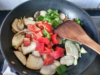 蚝油杏鲍菇,倒入青椒，红椒，翻炒。