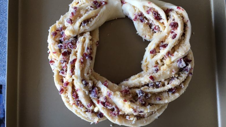 圣诞花环面包,在烤盘里整型，围成一个环状