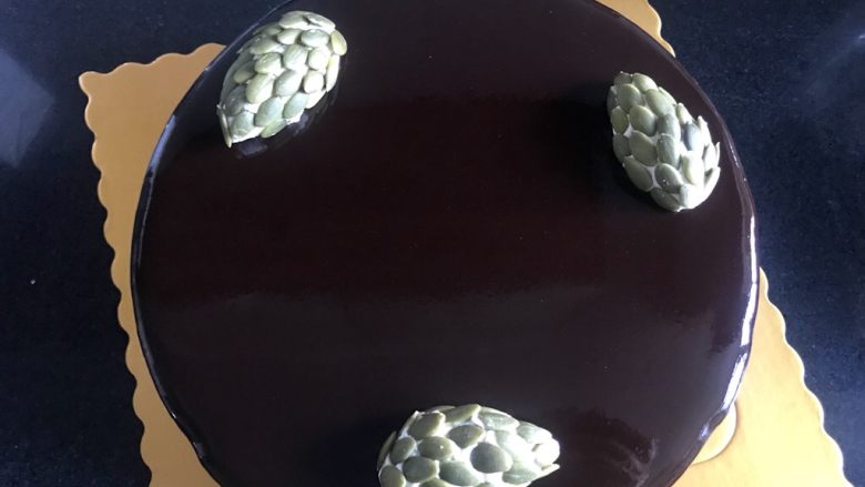 八寸巧克力慕斯巧克力淋面裱花蛋糕,装饰。
