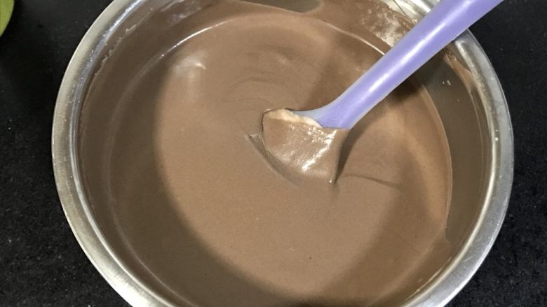 八寸巧克力慕斯巧克力淋面裱花蛋糕,搅拌均匀，慕斯液就做好了。