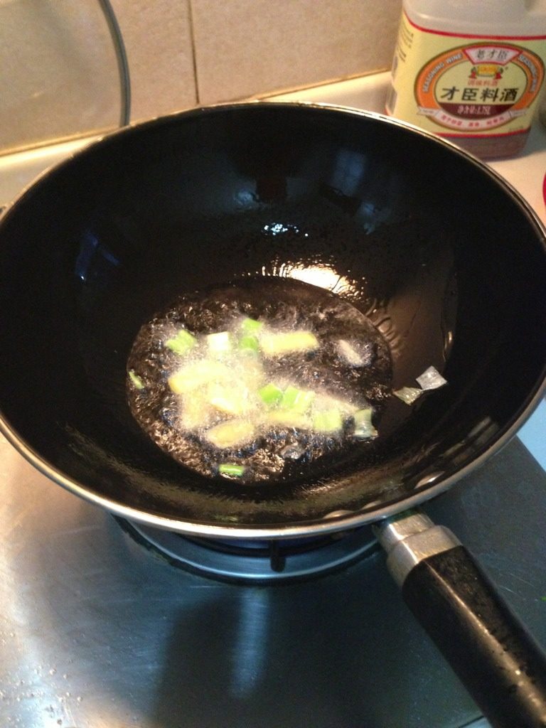 酱爆芒果贝,热锅放油至八分热，放入葱段姜片爆香；