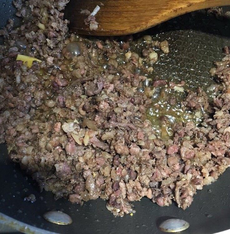 云南+薄荷小米辣牛肉末,炒到牛肉变成棕色，再倒入一勺生抽翻炒均匀