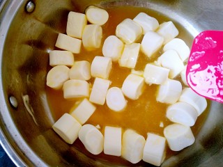 网红甜品+雪花酥,黄油完全融化之后，倒入棉花糖，边小火加热边搅拌棉花糖，以防粘锅