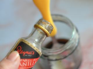 黑醋金枪鱼沙拉,滴2滴香草精，整体搅匀即为香草油醋汁。