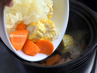 南北杏银耳煲猪展,倒入红萝卜、玉米、银耳