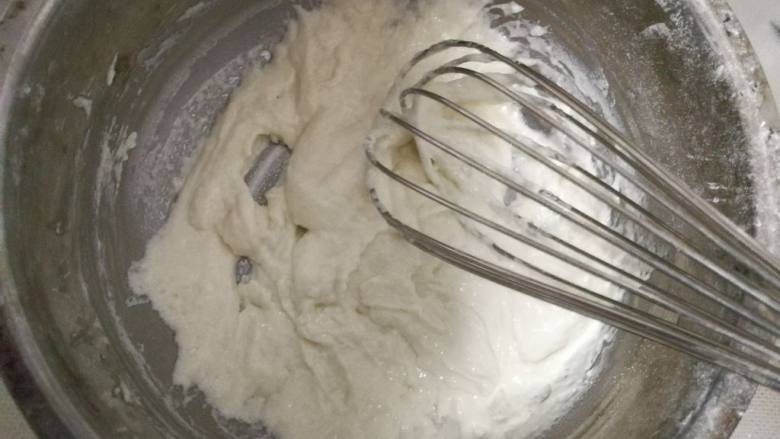  长颈鹿纹蛋糕卷, 筛入低筋粉， 用画Z字型的方式拌至无干粉状态。