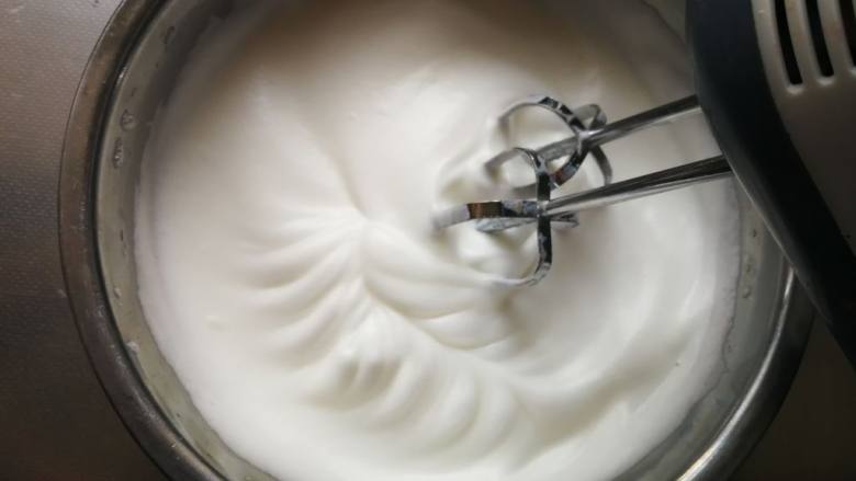  长颈鹿纹蛋糕卷,打至泡沫细腻时再加入三分之一白糖继续打发。