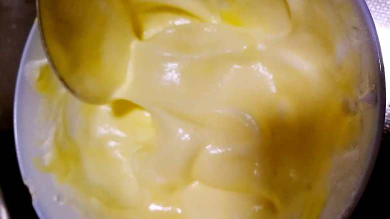  长颈鹿纹蛋糕卷,用勺子取一勺蛋黄糊和3勺蛋白糊放入裱花袋，剪一个小口。