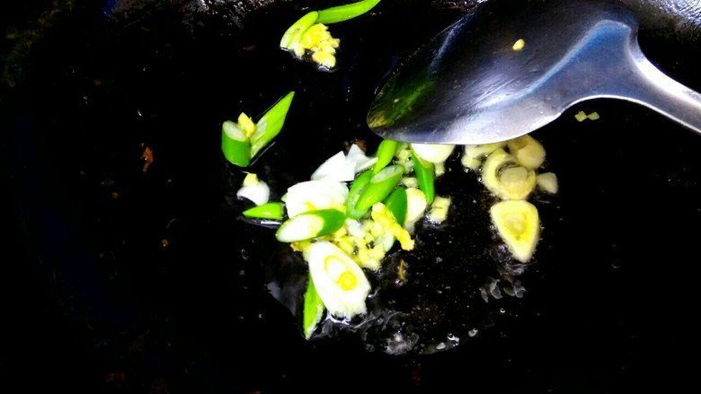 宫保杏鲍菇,锅中放入适量植物油，爆香葱姜蒜
