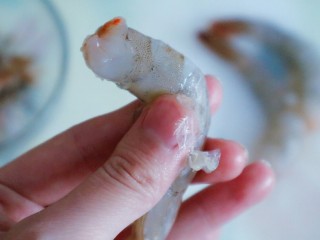 宝宝脆皮虾,去壳，去虾线，这个时候需要把尾巴留下不要去掉