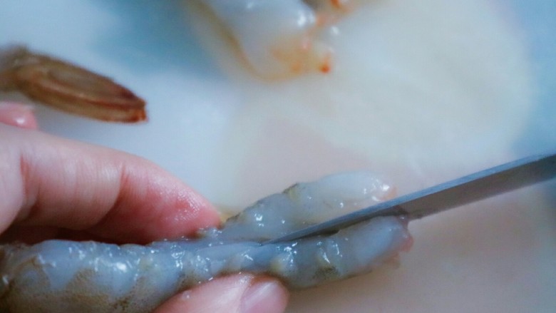 宝宝脆皮虾,用刀把虾从中间处切开，注意不要全部切断，留一点