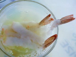 宝宝脆皮虾,将虾沾满蛋清液
