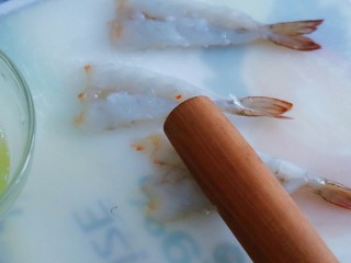 宝宝脆皮虾,接下来我们把虾用擀面杖轻轻敲几下，这样虾肉松散了会比较嫩