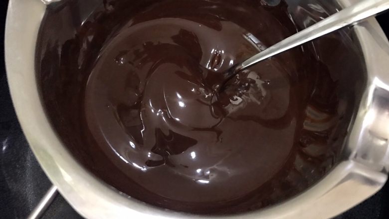 巧克力甜甜圈海绵蛋糕,分别隔热水融化至顺滑