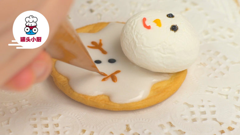 零难度圣诞豪华牛排套餐,用彩色糖霜画出雪人