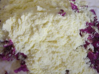花生酱牛轧饼干,加入奶粉和玫瑰花瓣混合物