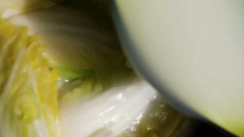 侗乡酸白菜,往白菜上面均匀洒入淘米水，有条件的一定把泡酸菜的酸汤加一小碗进去。