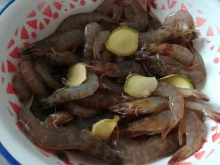 蒜蓉粉丝焗虾,鲜虾剪去虾须，洗净，用料酒、生抽、姜片腌渍备用。