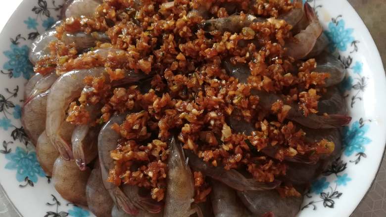 蒜蓉粉丝焗虾,浇上蒜蓉调味汁，送入烤箱，烤约20分钟至熟即可。