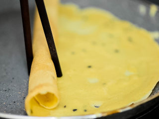 经典蛋卷,如果米糊比较厚，可以把蛋卷皮翻个面，稍微加热几秒钟，再卷起来。
