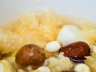砂锅炖梨,所有材料，放入砂锅内，加水和材料齐平。