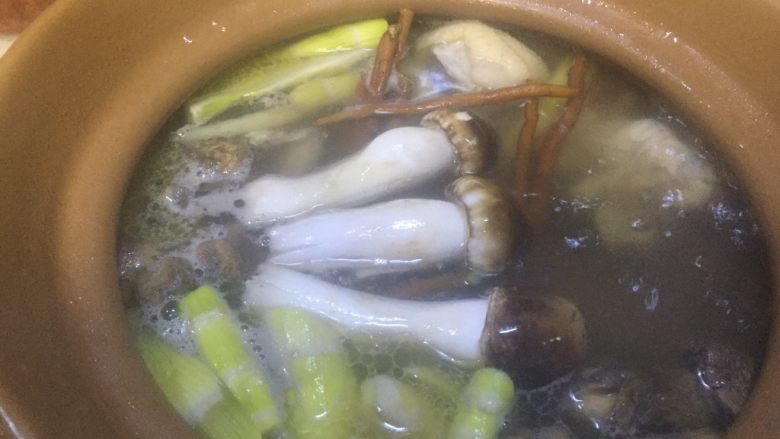 唯爱炖鸡~白果肚子松茸多鲜土鸡汤,砂锅的水沸开了，将2.4.5.6放入砂锅